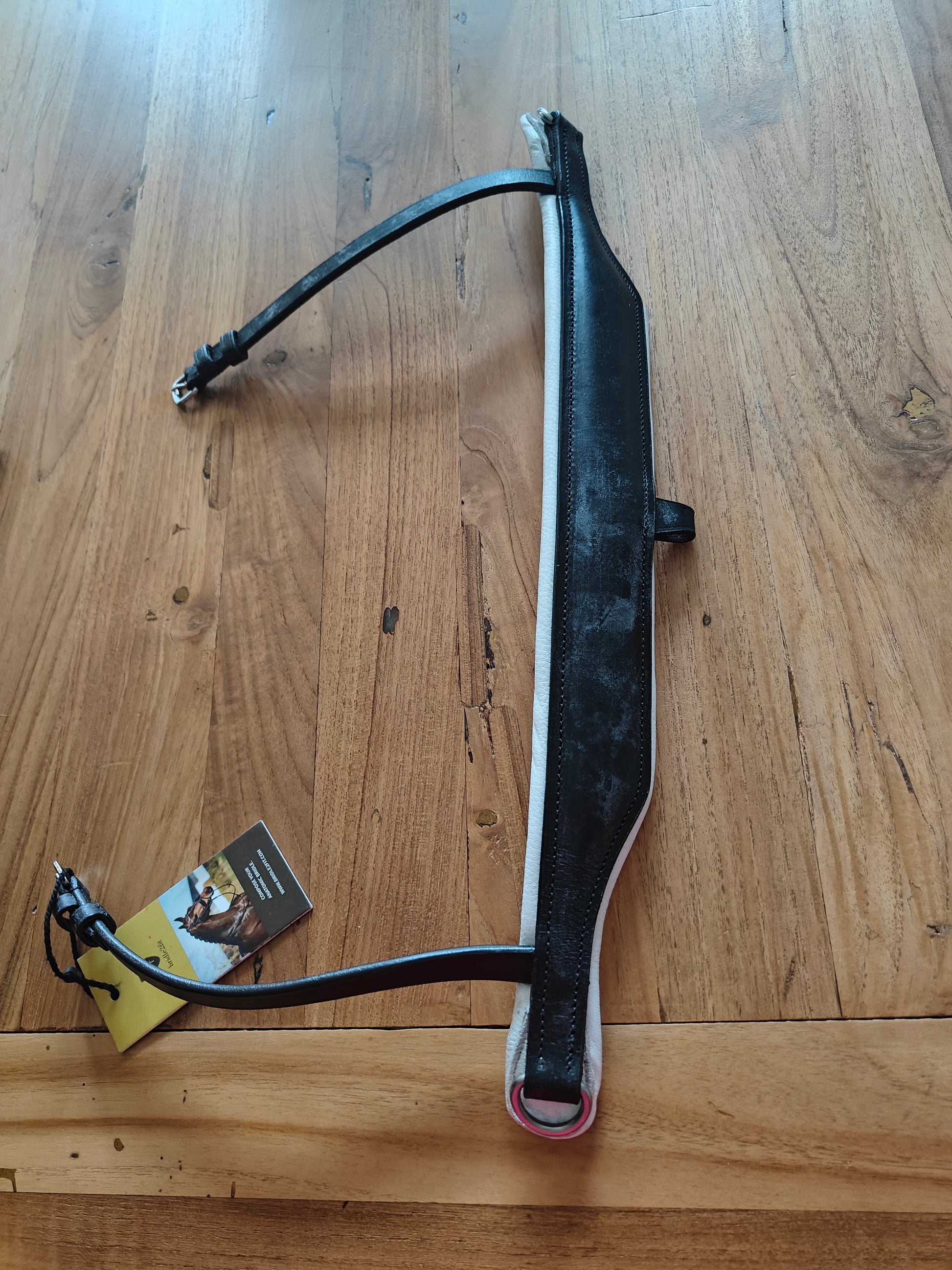 Bridle2fit Neusriem S1 zwart wit onderlegd