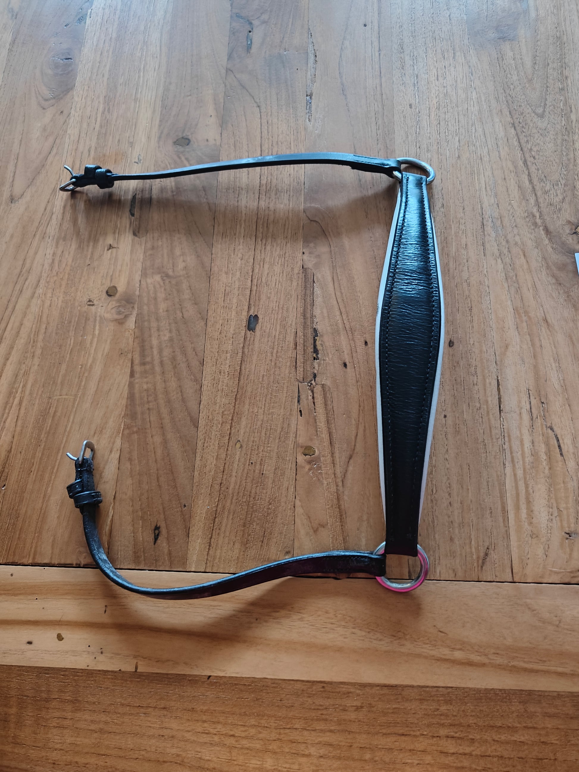 Bridle2fit lage neusriem full zwart wit onderlegd
